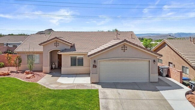 Primary Photo - Sedona Hills Stunner!