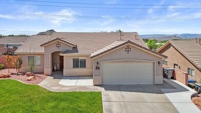 Building Photo - Sedona Hills Stunner!