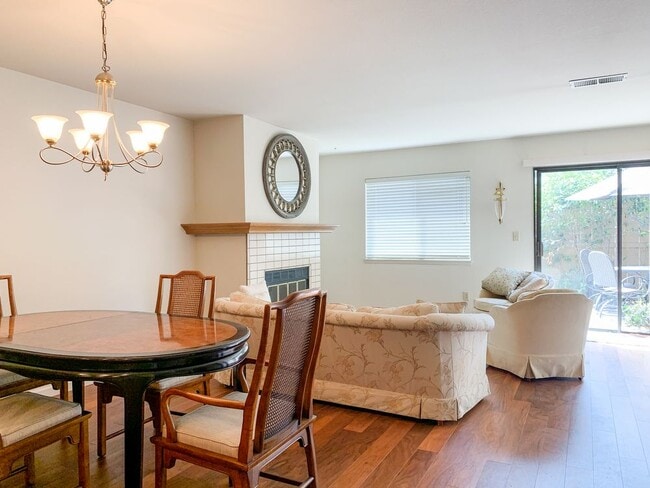 Building Photo - Lovely 2 Bedroom Hamilton Place Townhouse