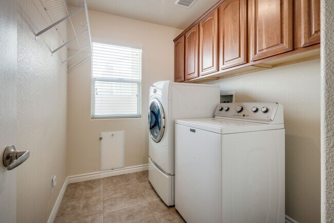 Building Photo - Gated single family home with 4 bed 3 bath...