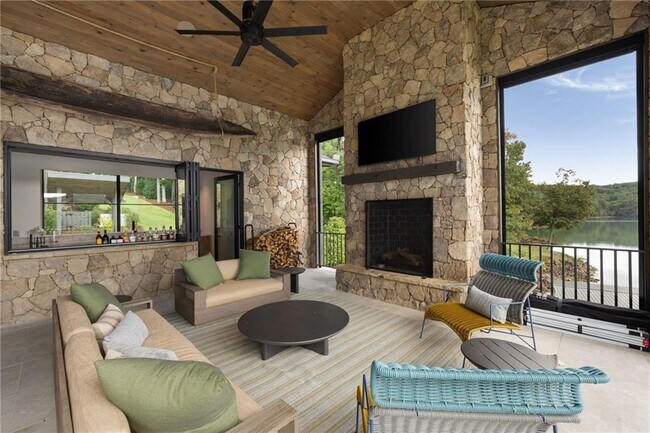 Building Photo - 725 Rocky Point Dr