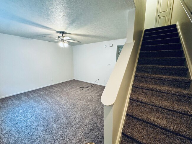 Building Photo - 127 Primrose Ln