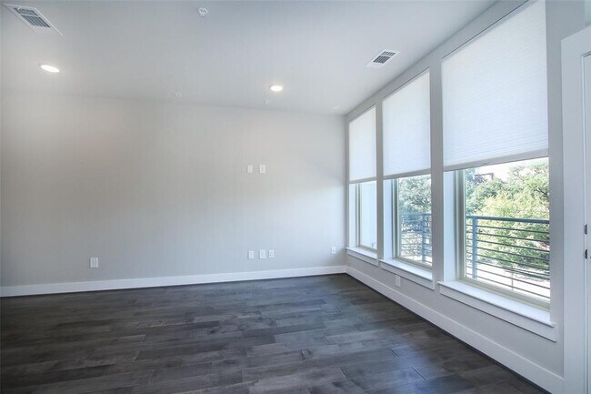 Building Photo - 4819 Caroline St