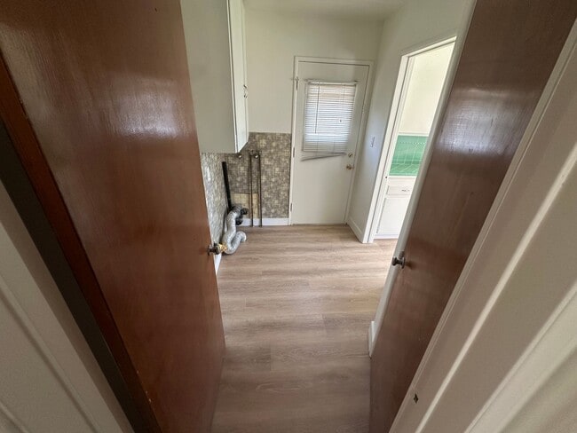 Building Photo - $500 OFF 1ST MONTHS RENT! Bright 2 Bedroom...