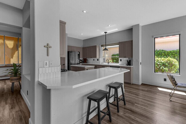Building Photo - 93 N Kavenish Dr