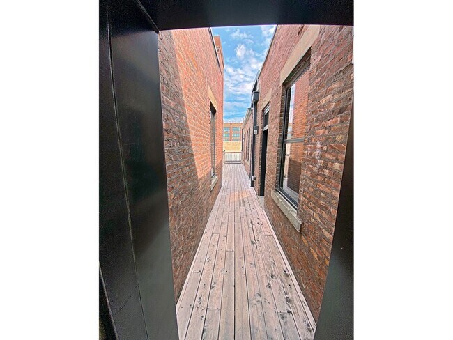 Building Photo - 1626 Cuming St