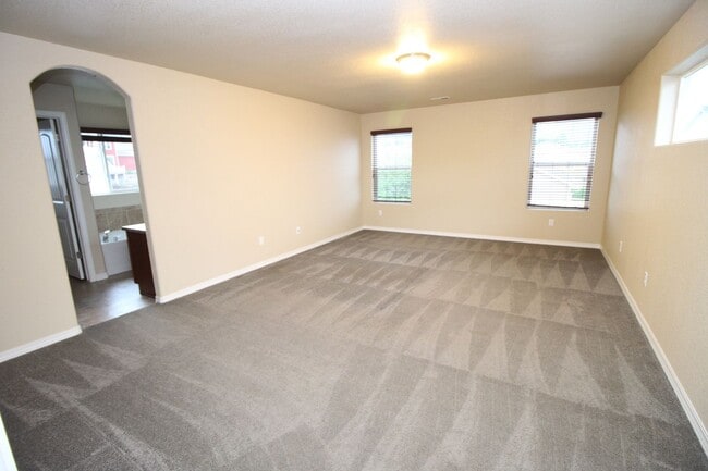 Building Photo - Beautiful 3bdrm 3bath home in Gold Hill Mesa