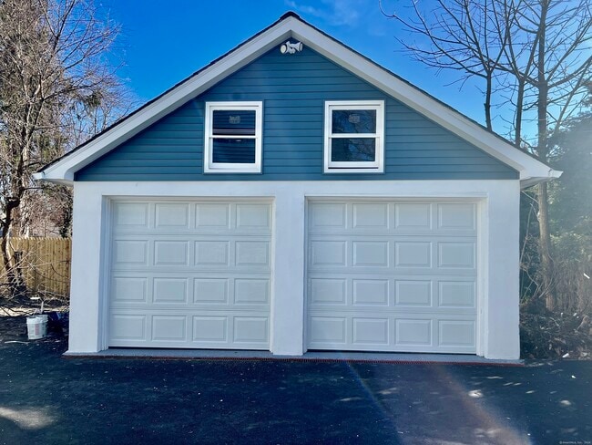 Building Photo - 46 Silvermine Ave