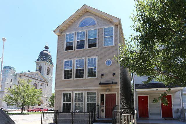 Primary Photo - 1059 W Fry St