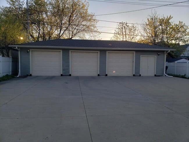 Building Photo - 1333 S 62nd St