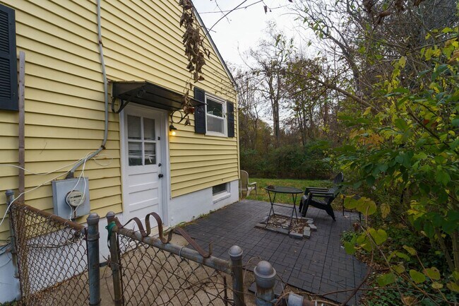 Building Photo - Quaint 2 Bedroom 2 Bath Cottage Style Home Near Rock Creek in Bethesda