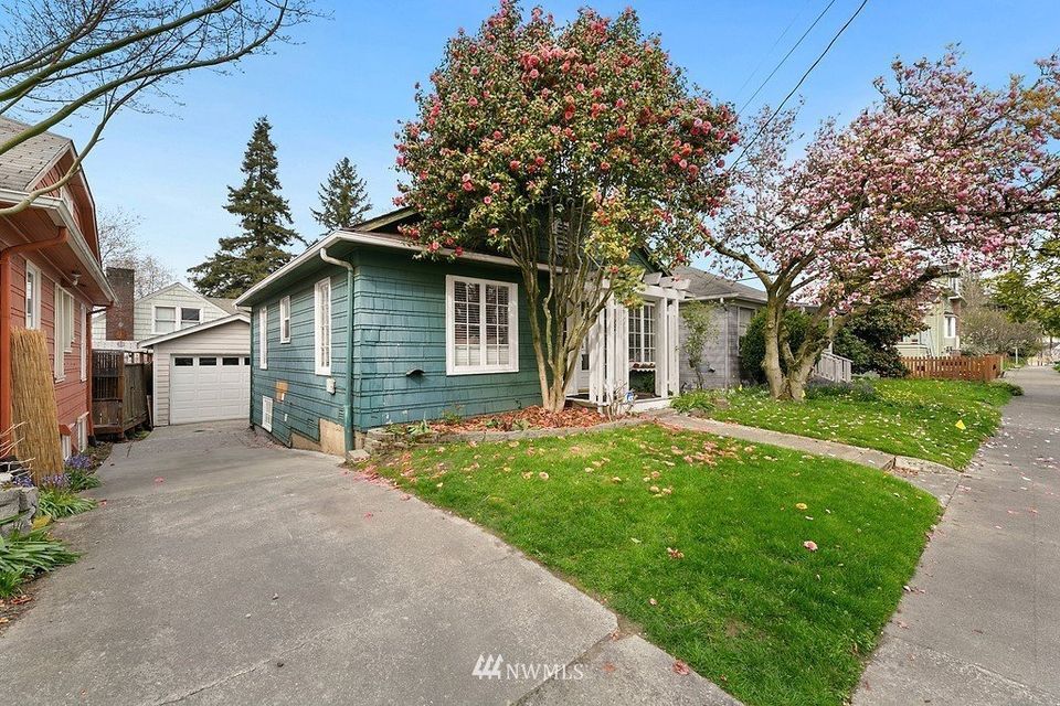 Building Photo - 704 NE 53rd St