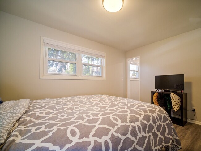 Building Photo - "Charming 2-Bedroom Retreat with Granite Elegance on Thornton Road!"