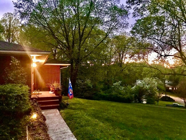 Building Photo - 5200 Skyline Dr