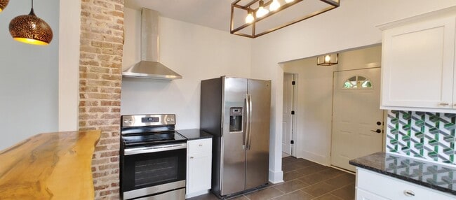 Building Photo - Adorable Red Bank Home!