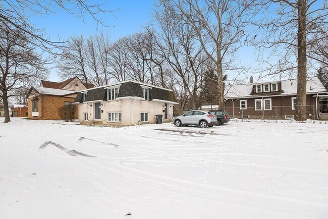 Building Photo - Unique Upper Floor Two Bedroom Flat $1099