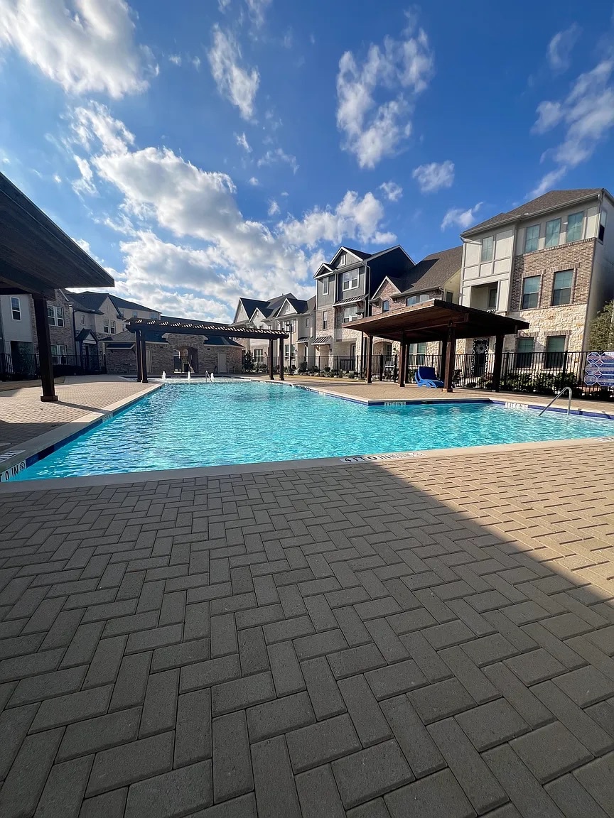 Building Photo - Room in House on Jones Dr