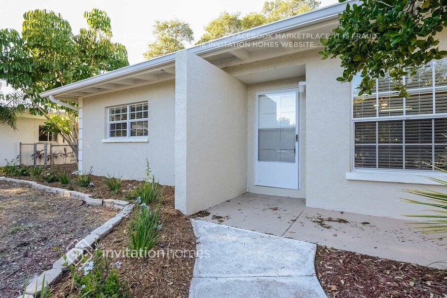 Building Photo - 3701 Schwalbe Dr