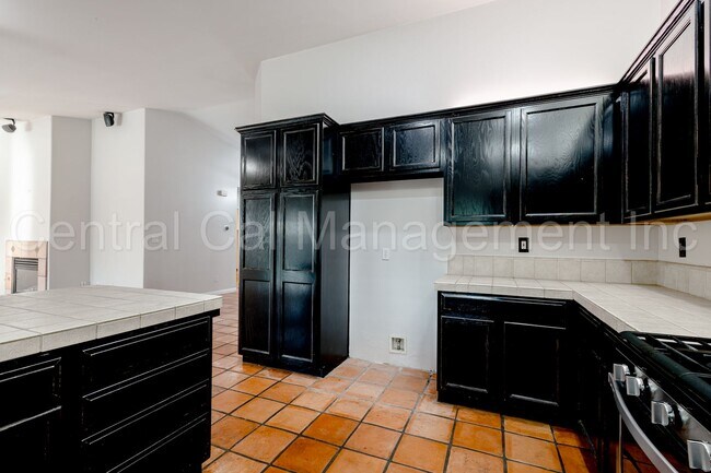 Building Photo - 3 Bedroom/2 Bath Home with Solar in the De...
