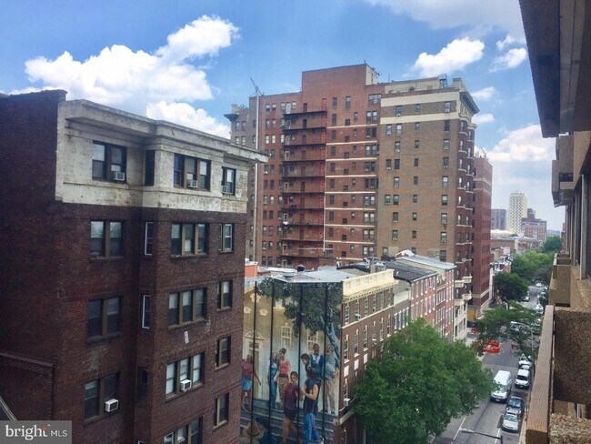 Building Photo - 1326 Spruce St