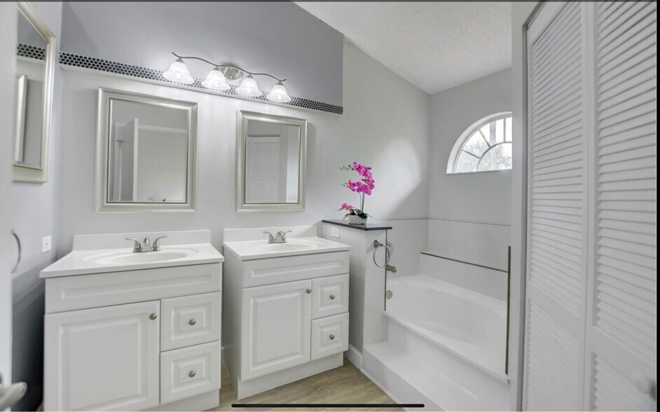 Building Photo - 5286 Sapphire Vly
