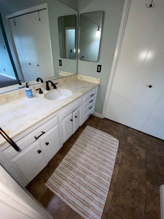 Building Photo - 55 and OLDER KERN CITY 2 BED UPDATED HOME