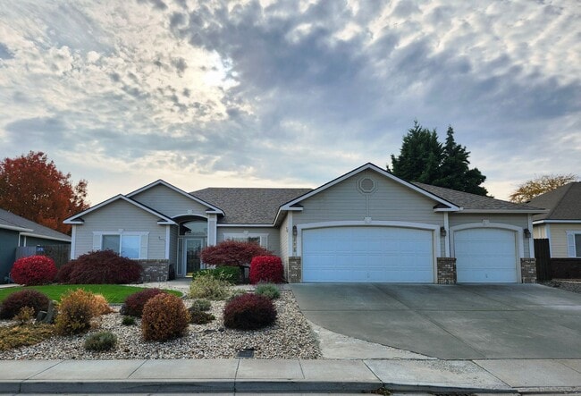 Building Photo - Stunning Home close to biking and walking paths!