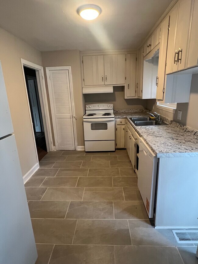 Building Photo - 2933 Courtney Rd