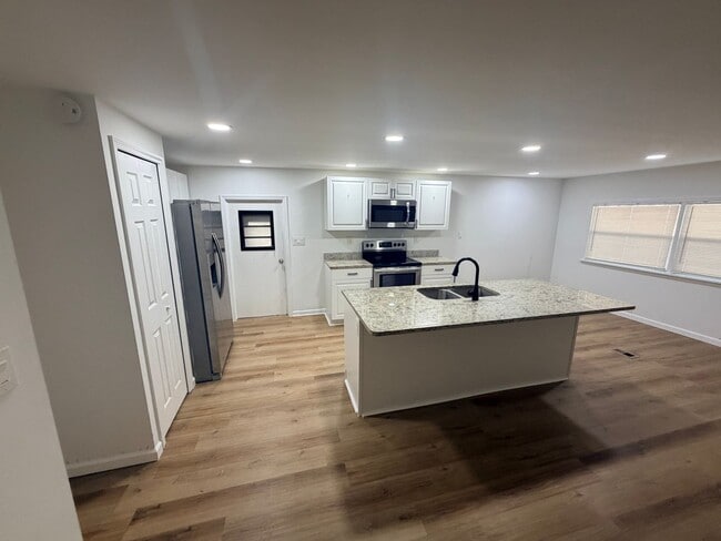 Building Photo - UPDATED TWO BEDROOM TWO BATH HOME IN HIGH POINT!