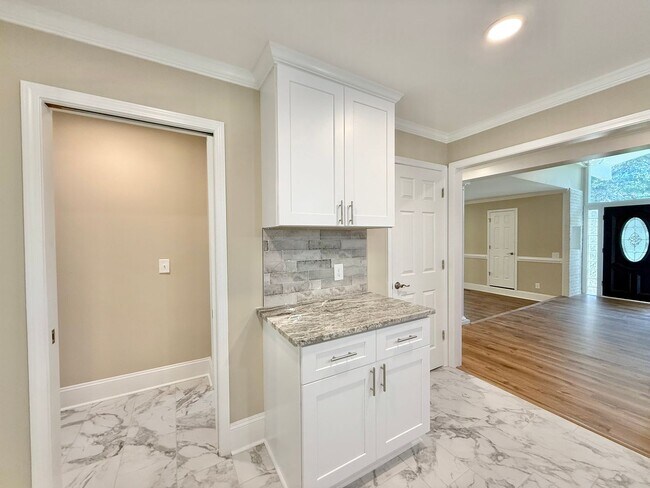 Building Photo - Newly Remodeled Ranch-Style 4BD, 3.5BA Ral...