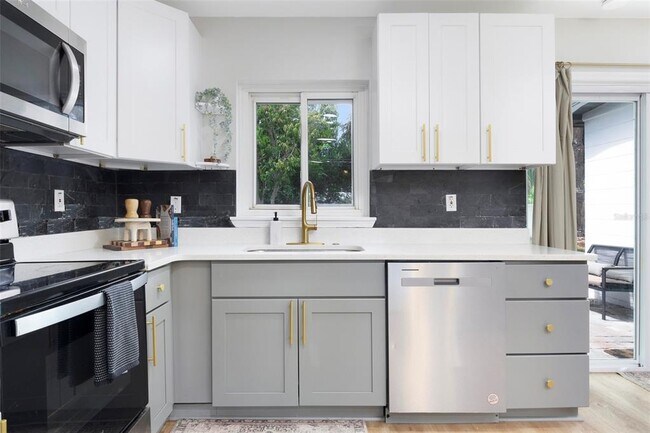 Building Photo - 5840 Dartmouth Ave N