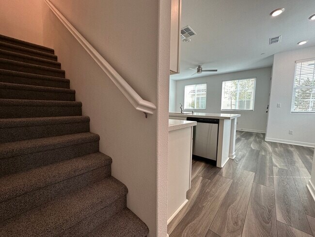 Building Photo - Gorgeous 3 Bedroom 2.5 Bathrooms