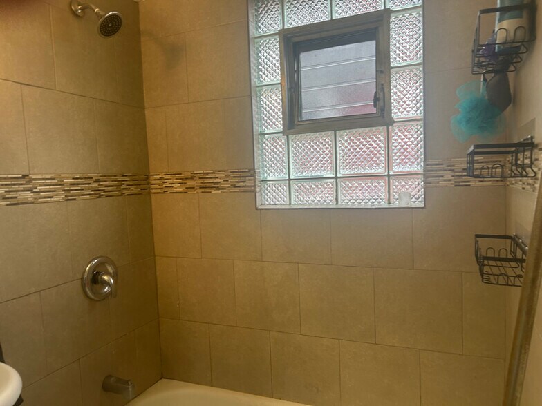 Building Photo - 1515 W Wilson Ave