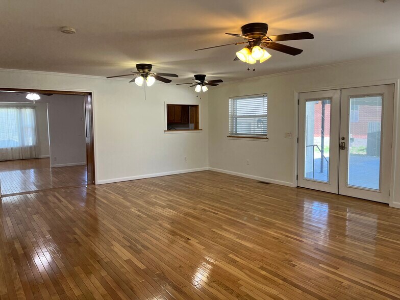 Large den looking at the kitchen - 2101 Jade Dr