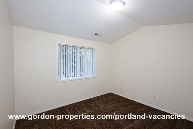 Building Photo - SE 73rd Ave - 3 bedroom townhouse in Mt Scott-Arleta neighborhood