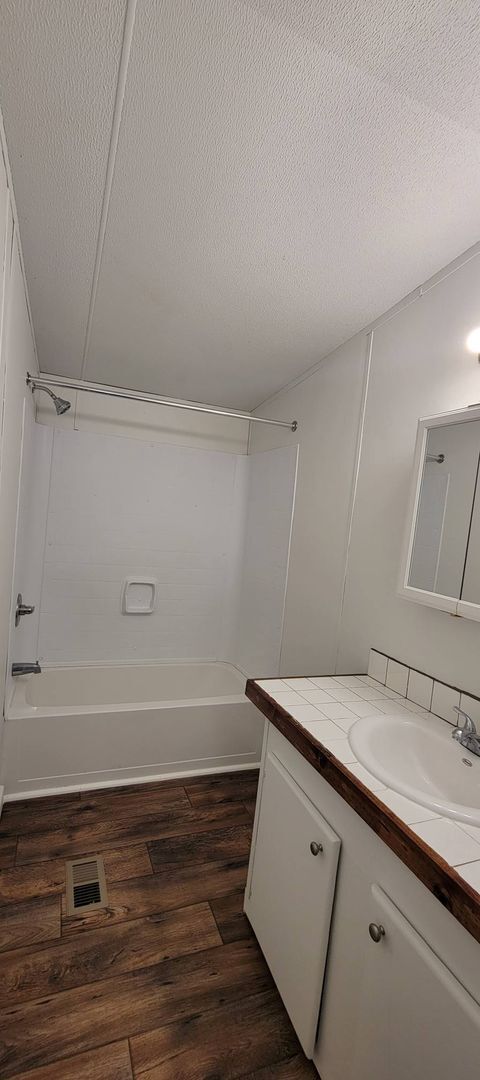 Building Photo - Ready to Move in