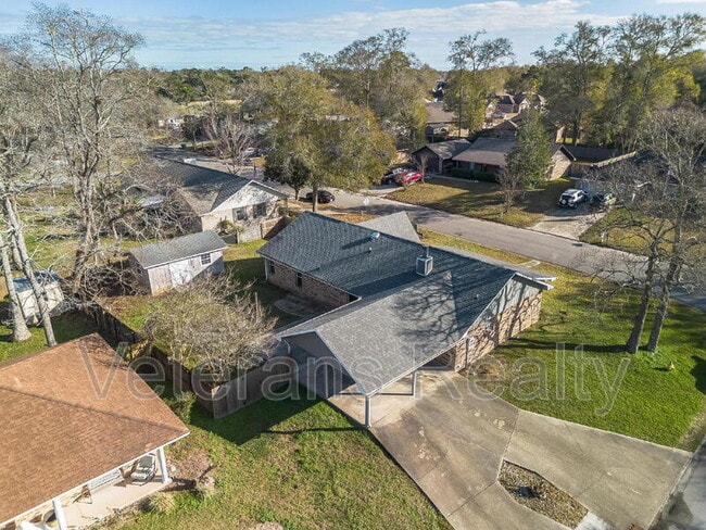 Building Photo - 1210 Spring Dr