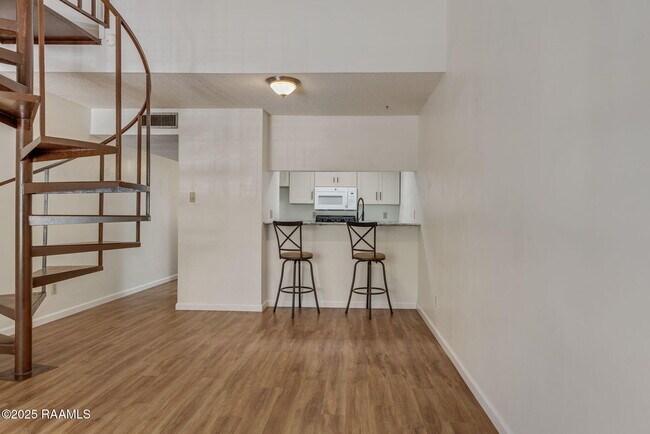 Building Photo - 300 Lozes Ave