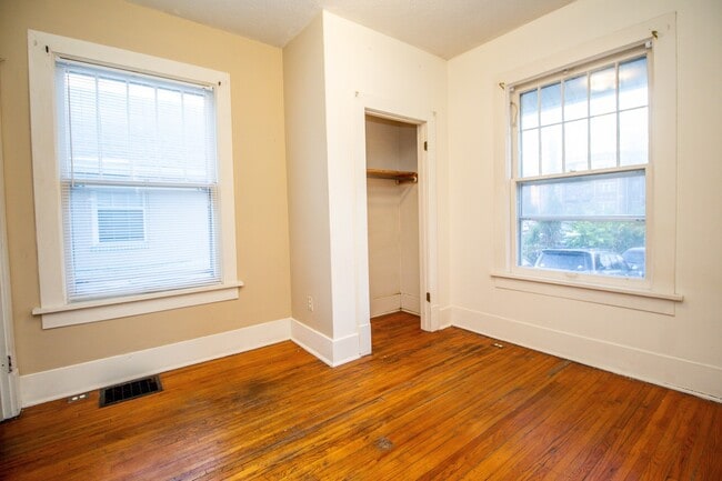 Building Photo - 4bed/2bath House right Downtown!!