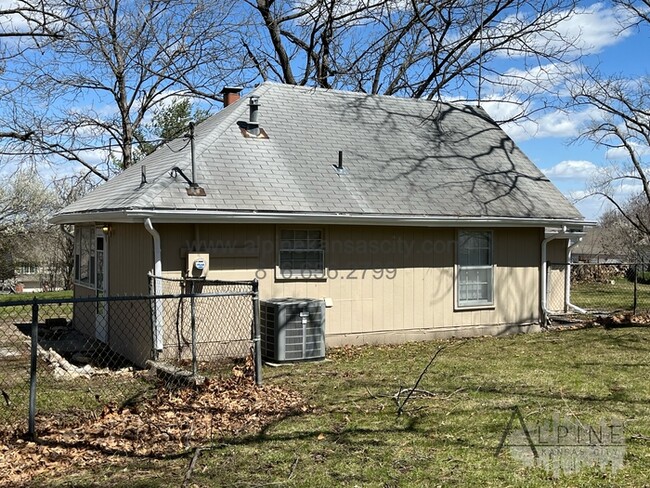 Building Photo - Adorable 1 Bedroom House on Shared Lot, 6 ...