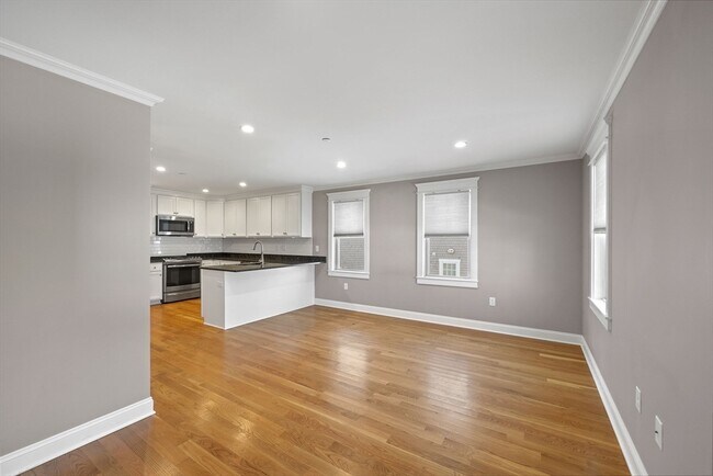 Building Photo - 25 Howland St