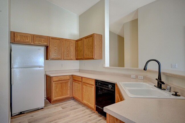 Building Photo - Charming 2-Bedroom Condo with Modern Ameni...