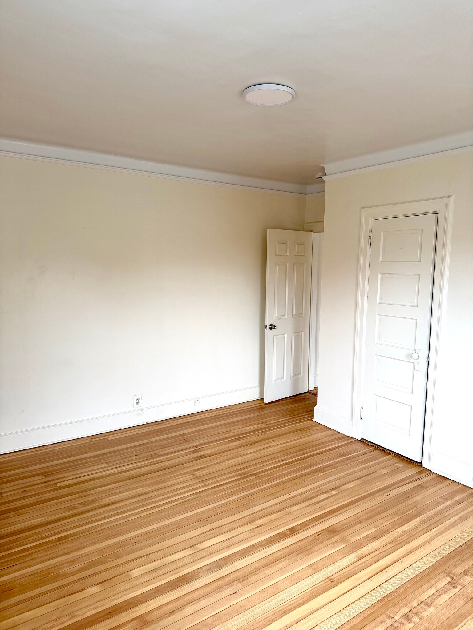 Building Photo - 44 Underhill St