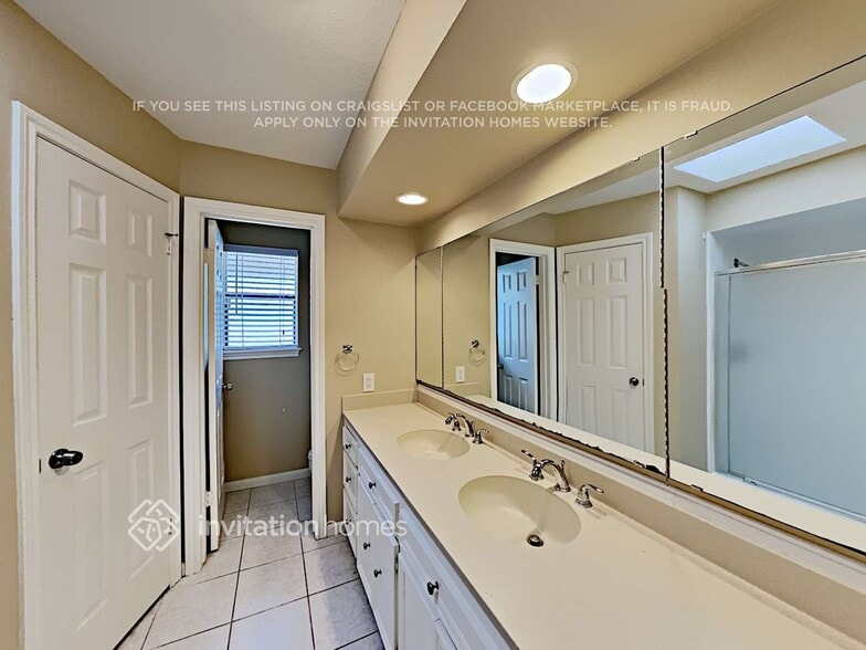 Building Photo - 15019 Seahorse Dr