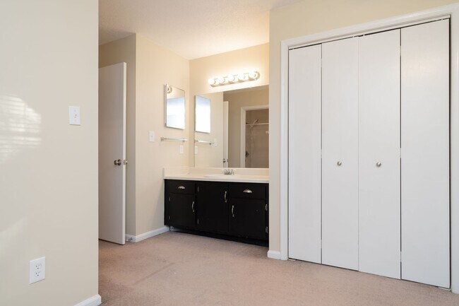Building Photo - Fantastic Location! Chapel Hill 2 Bedroom ...