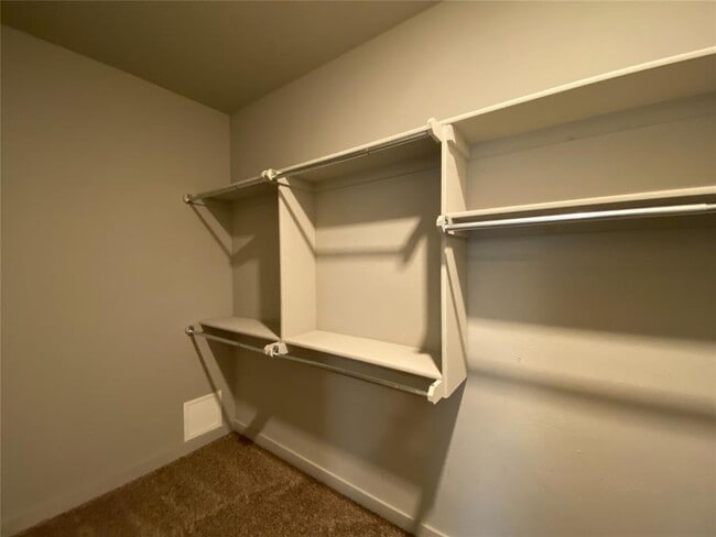 Building Photo - 809 Lakeview Dr