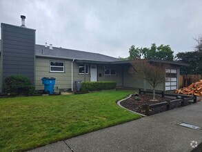 Building Photo - Duplex in Eureka!