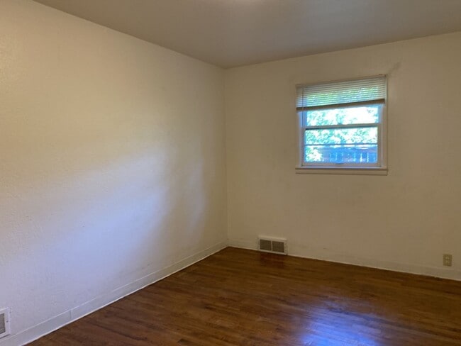 Building Photo - STUDENTS WELCOME! 3 Bedroom/ 1 Bathroom Home One Block from CSU