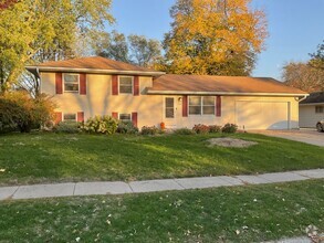 Building Photo - 5 Bedroom Single Family Suburban Gem in Ap...