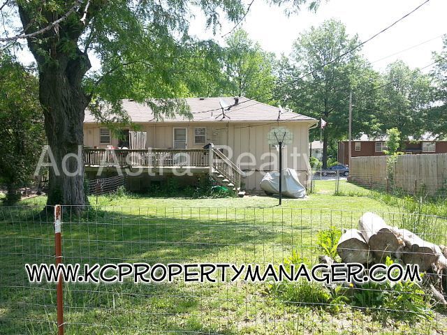 Building Photo - 607 E Brier Dr